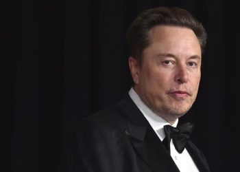 Elon Musk dọa cấm Apple nếu tích hợp ChatGPT