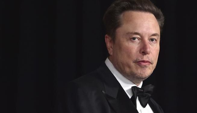 Elon Musk dọa cấm Apple nếu tích hợp ChatGPT