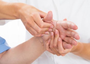 Xét nghiệm máu với AI: Tia hy vọng cho bệnh nhân Parkinson