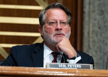 Gary Peters được xem xét làm phó tổng thống của Kamala Harris