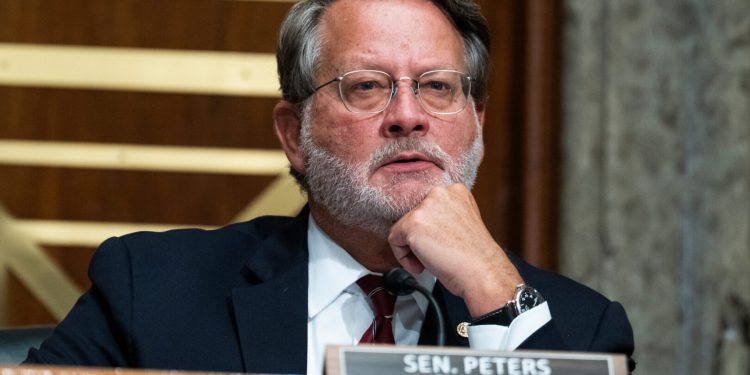 Gary Peters được xem xét làm phó tổng thống của Kamala Harris