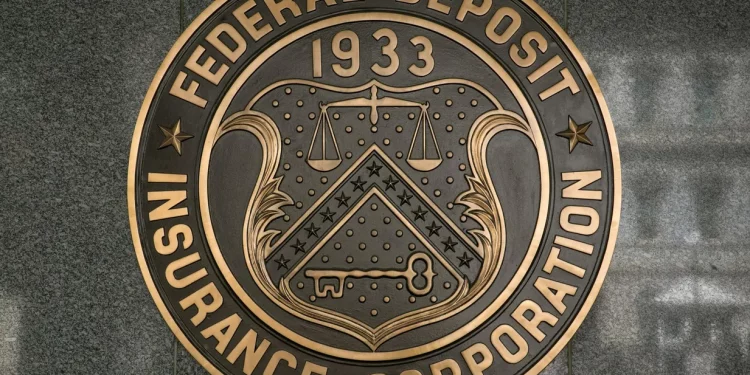 FDIC yêu cầu ngân hàng tạm dừng hoạt động tiền mã hóa