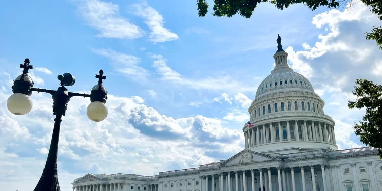 Trump sắp ký bỏ quy tắc báo cáo DeFi của IRS