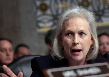 Thượng nghị sĩ Gillibrand lo ngại tác động đến hệ thống ngân hàng
