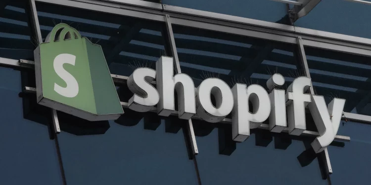 Shopify: AI trước, tuyển dụng sau