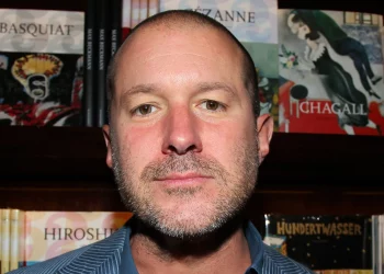 OpenAI cân nhắc thâu tóm startup của Jony Ive