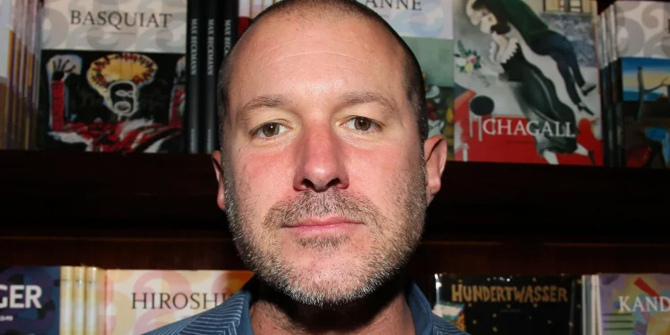 OpenAI cân nhắc thâu tóm startup của Jony Ive