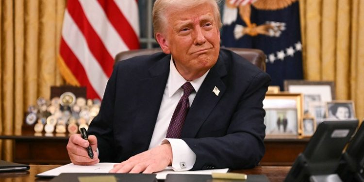 Trump ký nghị quyết bãi bỏ quy định IRS về sàn môi giới DeFi