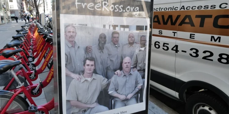 Nhà sáng lập Silk Road Ross Ulbricht nhận ủng hộ 300 Bitcoin sau khi ra tù