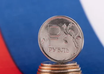 Đồng rúp Nga dẫn đầu hiệu suất toàn cầu năm 2025