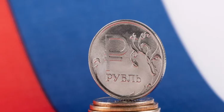 Đồng rúp Nga dẫn đầu hiệu suất toàn cầu năm 2025