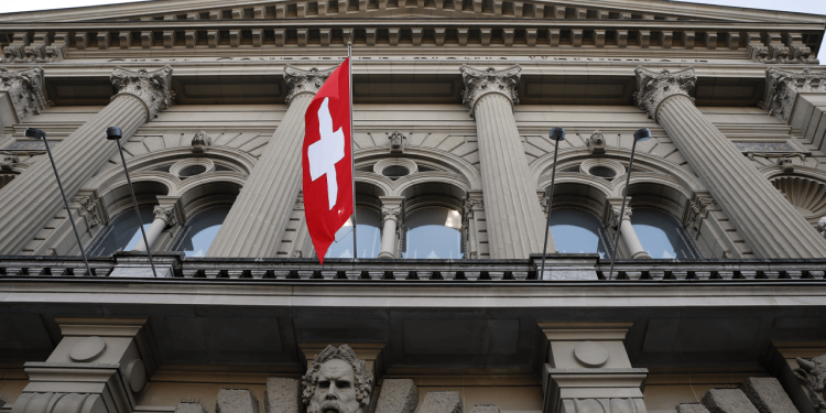 Thụy Sĩ khôi phục lãi suất 0% để đối phó áp lực giảm phát