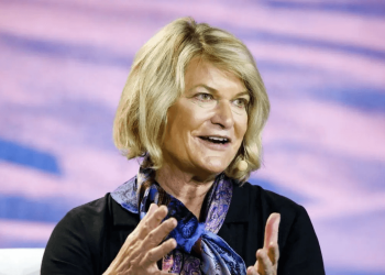 Thượng nghị sĩ Lummis gia tăng sức ép buộc Powell từ chức