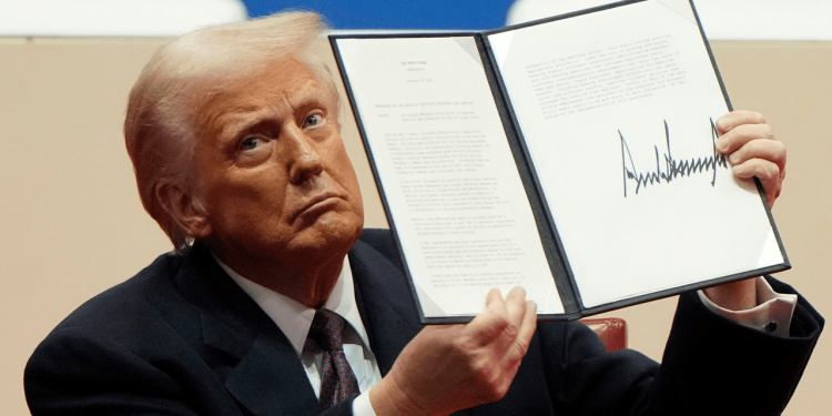 Tổng thống Trump cấm “debanking” để bảo vệ ngành tài sản số