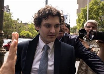 Sam Bankman-Fried rút đơn xét xử lại, tố thẩm phán không công bằng