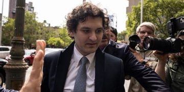 Sam Bankman-Fried rút đơn xét xử lại, tố thẩm phán không công bằng