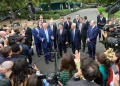 Trump yêu cầu các hãng công nghệ tự giám sát AI tuyến đầu