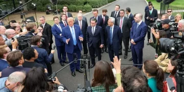 Trump yêu cầu các hãng công nghệ tự giám sát AI tuyến đầu