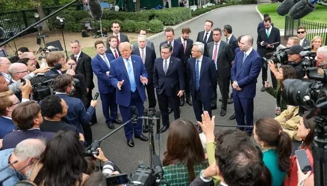 Trump yêu cầu các hãng công nghệ tự giám sát AI tuyến đầu